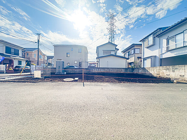 広さのある前面道路で、車庫入れがスムーズに行えます。2025/11/27撮影