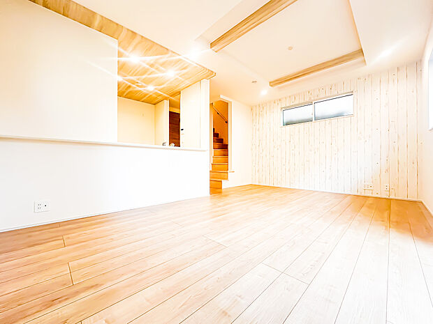 この場所が、故郷になる。住まいには思いが宿り、やがて住まう人の特別な場所へと昇華されていきます。リビングには解放感を演出する、折り上げ天井を採用しております。2026/1/8撮影