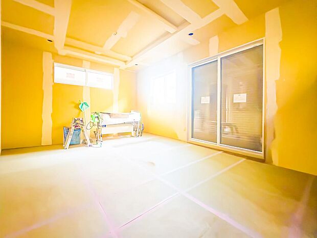 この場所が、故郷になる。住まいには思いが宿り、やがて住まう人の特別な場所へと昇華されていきます。リビングには解放感を演出する、折り上げ天井を採用しております。2025/11/30撮影