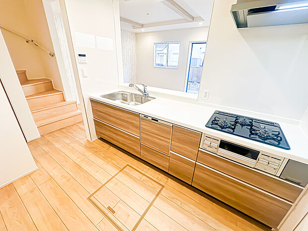 目の前をオープンにすることで開放感があり、コミュニケーションが円滑になる対面式キッチン。家族の顔がよく見えるキッチンスペースです。食洗器・浄水器・床下収納を完備。2026/1/8撮影