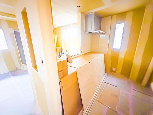 目の前をオープンにすることで開放感があり、コミュニケーションが円滑になる対面式キッチン。家族の顔がよく見えるキッチンスペースです。食洗器・浄水器・床下収納を完備。2025/11/30撮影