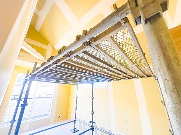 約7.5帖の勾配天井がお洒落な主寝室は、ベットを置いても余裕がありそうなスペースです。バルコニーに出ることができます。ロフトをご用意しております。2025/11/30撮影