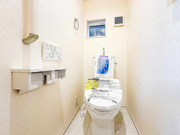 光を取り込む窓のある、温水洗浄便座完備のトイレスペース。ついつい考え事をしてしまうほど落ち着く空間です。お手洗いは1階と2階の両階にございます。2026/1/8撮影