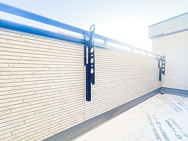 日当たり・風通しともに良好な、2部屋から出入りのできるワイドなバルコニースペースです。2026/1/8撮影