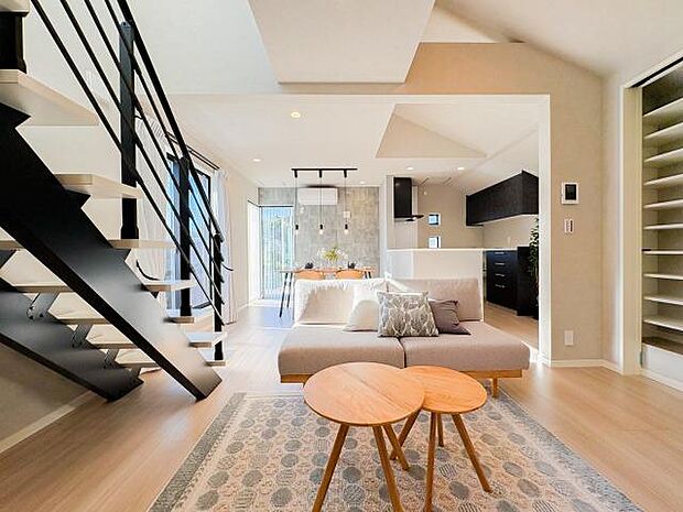 家族が自然と集まる広々としたリビング。大きな窓から陽の光が降り注ぎ、開放感と温もりが広がる空間です。ゆったりとくつろげる場所で、穏やかで心地よい時間を家族みんなで楽しめます。