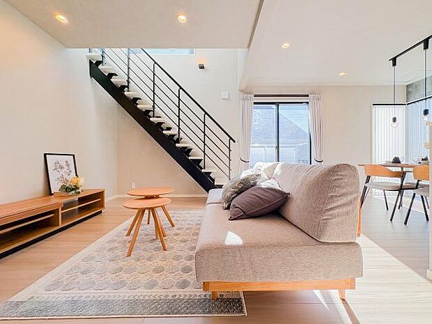 広々としたリビングは、家族全員がのびのびとくつろげる憩いの場所です。明るい光が差し込み、温かみのある空間が、毎日の生活をより豊かで楽しいものにしてくれます。家族みんなで集まるのが楽しみです。