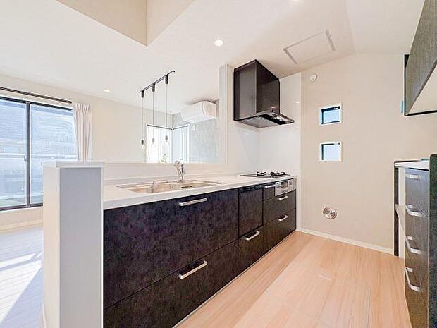 対面式のシステムキッチンが、家事をもっと楽しいひとときに変えてくれます。リビングを見渡せる安心感と、広い作業スペース、たっぷりの収納が充実。会話を楽しみながら、快適に料理ができる空間です。