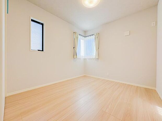 窓から差し込む柔らかな光が心地よい居室は、広さがあり、のびのびとした気分で過ごせます。趣味やリラックスの時間を楽しめる多用途な空間で、心安らぐ毎日が広がります。