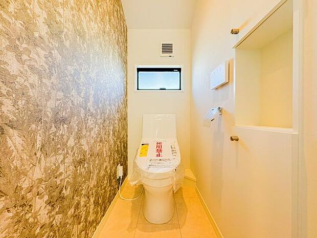 新築ならではの清潔感あふれるトイレ。シンプルでモダンなデザインが快適な空間を作り、日々の使用が気持ちよく過ごせます。広めのスペースがあり、機能性も充実しています。