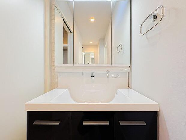 使い勝手が良い洗面化粧台は、収納力も豊富で清潔感が保たれた空間。シンプルでモダンなデザインが、朝の支度を快適にしてくれます。毎日の生活がよりスムーズに整います。