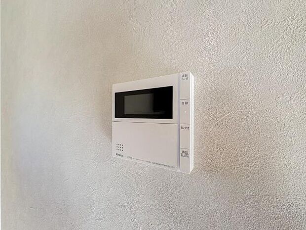 追い炊き機能付きのお風呂で、家族の入浴時間が異なってもいつでも温かいお湯に入れます。冷めたお湯をすぐに温め直せるため、毎日のバスタイムが快適で、家族全員がリラックスできる住まいです。