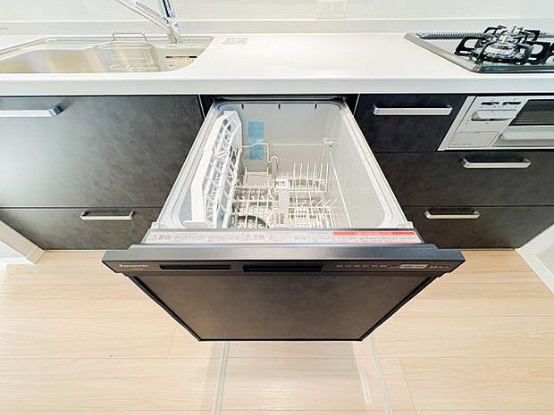 食洗機完備で、家事の手間が大幅に軽減されます。スイッチを押すだけでお皿がきれいになるため、食後の片付けもラクラク。省エネ設計で節水にもつながり、手洗いの負担が少ないので、手荒れも防げます。