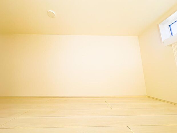 約4.86平米のロフトを完備。お荷物の収納に役立ちます。窓付きで、換気ができます。2025/11/30撮影