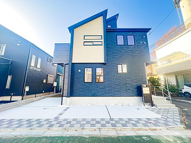 爽やかな印象の外観部分。シンプルイズベストの飽きのこないデザインです。現地は閑静な住宅地に位置し、穏やかな新生活をお送りいただけます。宅配ボックス完備。2025/11/30撮影