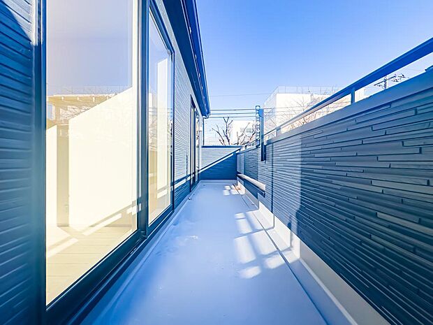 日当たり・風通しともに良好な、2部屋から出入りのできるワイドなバルコニースペースです。お洗濯物がたくさん干せます。2025/11/30撮影