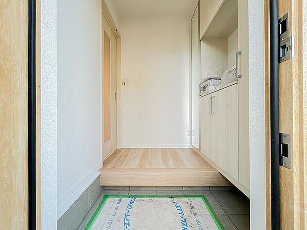 人を迎え入れる最初の場所だからこそ、清潔感があり纏まった空間に