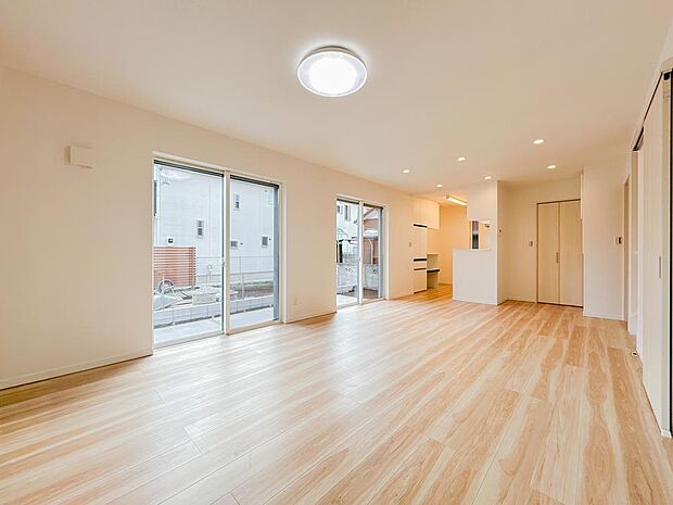 広いＬＤＫでは家族が集まり、家事の最中でも一緒の時間を過ごせる工夫がされております。ここでの笑い声や会話は一生の宝物になりそうです。