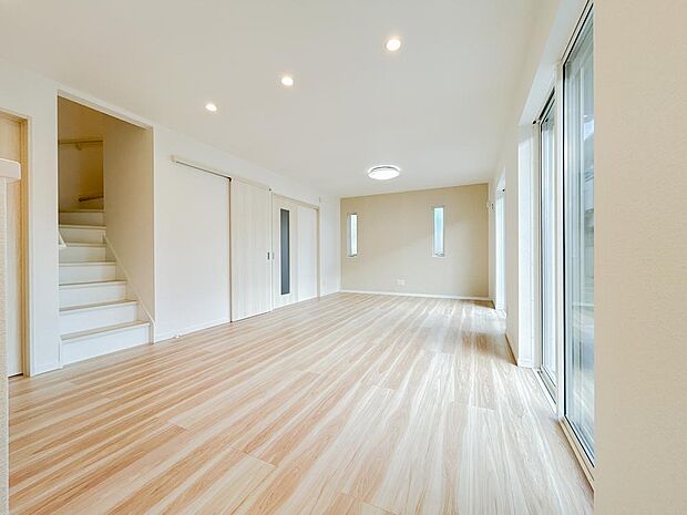 光あふれる快適空間。窓の大きなリビングで日常を過ごしてみませんか。