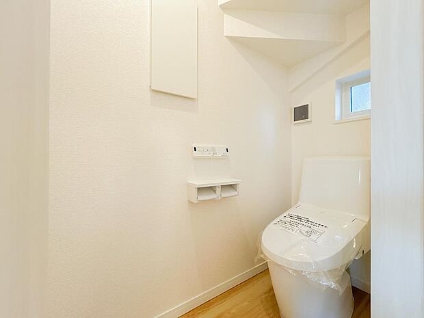 こちらは温水洗浄便座付きです。シンプルな色になっているのでお家の中でも落ち着ける空間の一つです。