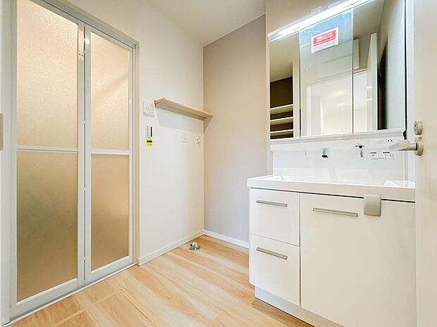 大きな三面鏡付きの洗面台で毎日の身だしなみもばっちりですね。