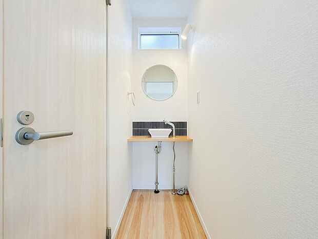 トイレの横には身だしなみチェックができる洗面もございます。
