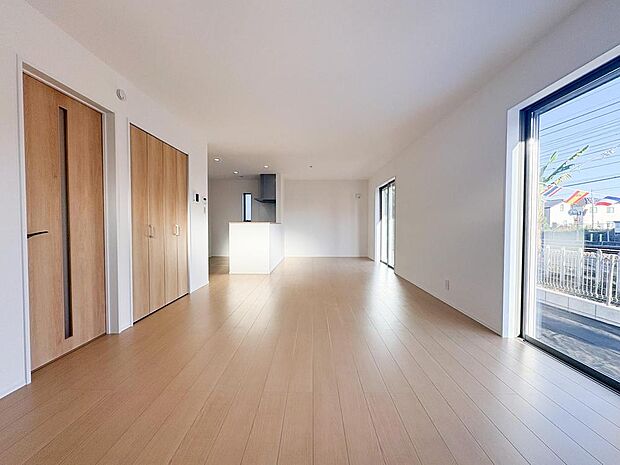 陽光が降り注ぐ広々としたリビングは、家族の笑顔が自然と集まる明るい空間です。木のぬくもりを感じるフローリングで、お子様も安心して遊べます。