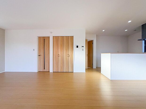 明るい陽光が差し込む広々としたリビングは、家族の笑顔が自然と集まる空間。木のぬくもりを感じるフローリングが、お子様の成長を見守る優しい住まいを演出します。