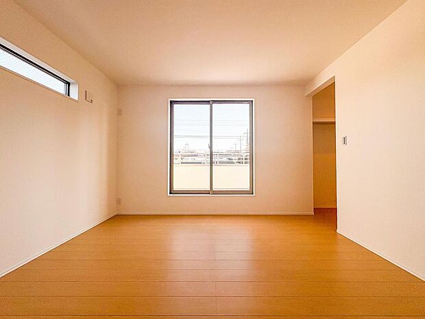 光と風を採り入れる二面の窓が魅力の居室。木のぬくもりを感じるフローリングは、お子様が素足で駆け回るのにも最適です。