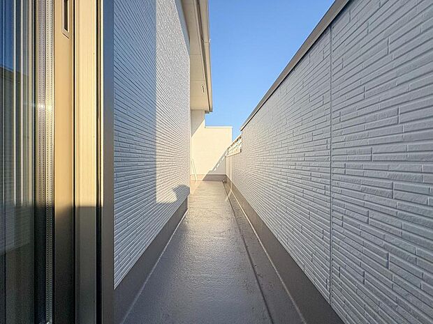 建物間の通路にも明るい陽光が差し込み、開放感を感じさせます。日々の暮らしに光と風を取り入れ、心地よい毎日を演出します。