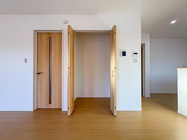 陽光が差し込む明るい室内は、家族が心地よく過ごせる空間。豊富な収納で、お子様の成長と共に増える荷物もすっきりと整理整頓できます。