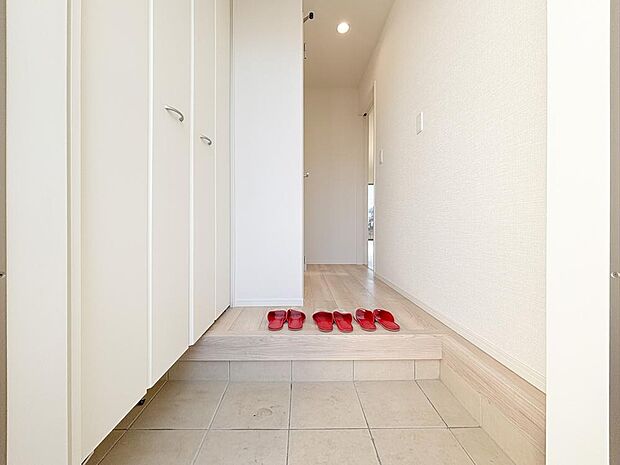 白を基調とした清潔感あふれる玄関。明るい木目が温かみを添え、訪れる人に好印象を与えます。大容量収納で散らかりがちな靴もすっきり片付き、いつも広々とした空間でお客様をお迎えできます。