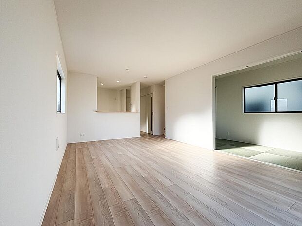 和室の引き戸を開け放てば、リビングと一体化した広々とした大空間に。ご友人を招いてのホームパーティーや、親戚が集まる際もゆったりと過ごせます。シーンに合わせて空間を自由に使い分けられる柔軟性が魅力です。