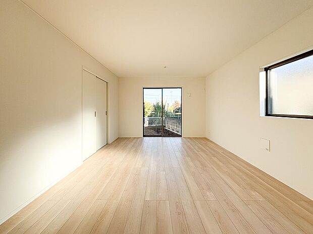 2面採光で明るく開放的な広々リビング。奥行きのある形状は家具のレイアウトがしやすく、自分好みの空間を作れます。窓の外には庭が広がり、温かな陽光に包まれてゆったりと家族の時間を過ごせます。