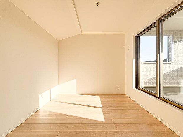 大きな窓からたっぷりと陽光が降り注ぐ、明るく開放的な洋室。バルコニーに面しており、風通しも良好です。朝日で目覚める主寝室や、明るい子供部屋として、快適に過ごせるプライベート空間です。