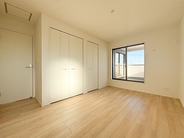 全居室にクローゼットを完備しており、お部屋を広々と有効活用できます。家具のレイアウトがしやすい間取りも魅力。光と風が心地よく通り抜ける、採光・通風バランスに優れた快適な住まいです。