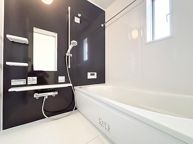 一日の終わりに心身を解き放つ、癒やしのバスルーム。ゆったりと湯船に浸かり、心ゆくまでくつろげるプライベート空間です。日々の喧騒や疲れを忘れさせてくれる安らぎの場所が、明日への活力を養います。