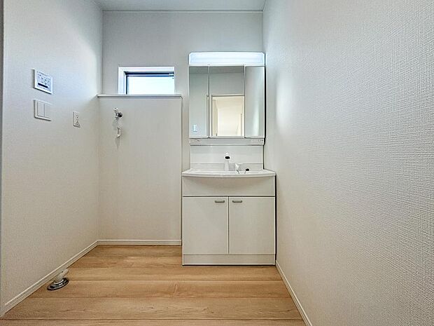 無駄をなくした、すっきりとした脱衣所。シンプルだからこそ、毎日の身支度がスムーズに。清潔感あふれる空間で、気持ちよく一日をスタートできます。