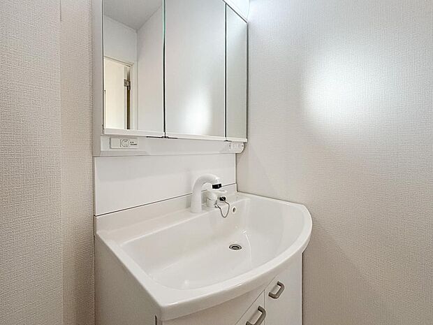 毎日の身だしなみはここから。三面鏡の裏には化粧品や小物をたっぷりしまえる収納を完備。散らかりがちな洗面周りをスッキリ保て、忙しい朝の支度もスムーズに整う、使い勝手の良い洗面化粧台です。