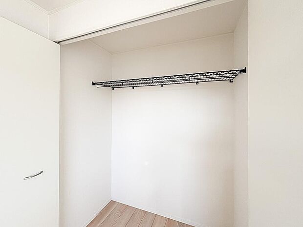 収納力の高さが魅力のクローゼット。衣類だけでなく、かさばる季節家電や趣味の道具もまとめて収納できます。お部屋に物が溢れず、生活感を出さないすっきりとした暮らしが叶います。