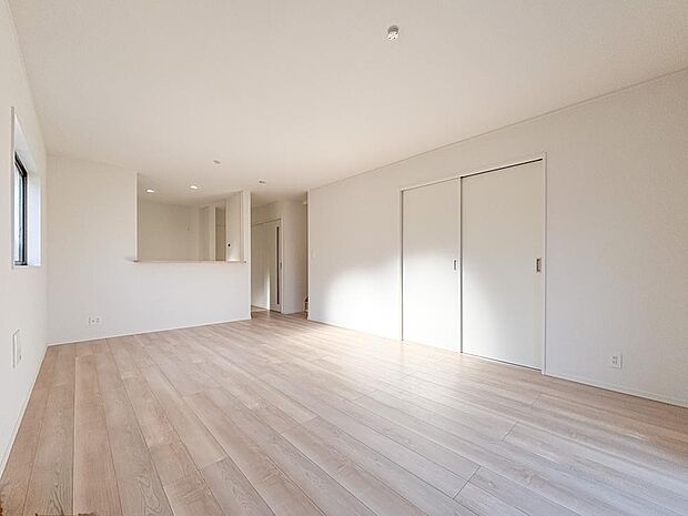 対面キッチンからリビング全体を見渡せる約17.2帖の大空間。家事をしながら家族と会話が楽しめます。白と木目を基調とした明るい内装は家具とも相性が良く、心地よい団らんの場になります。