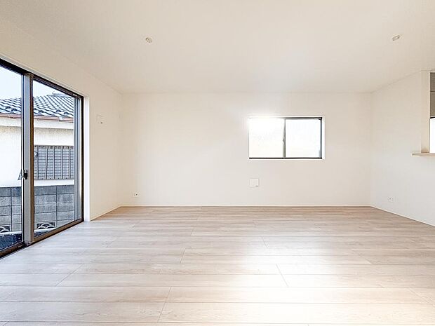 壁面を広く確保した設計で、テレビボードやソファなどの家具配置がしやすいリビング。二面採光により明るさも十分です。自分好みのインテリアで、ゆったりとくつろげる空間作りが楽しめます。