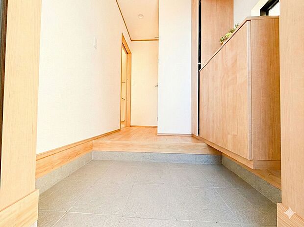 木の温もりと白の調和が美しく、清潔感あふれる明るい素敵な玄関ですね。（一部CG加工）