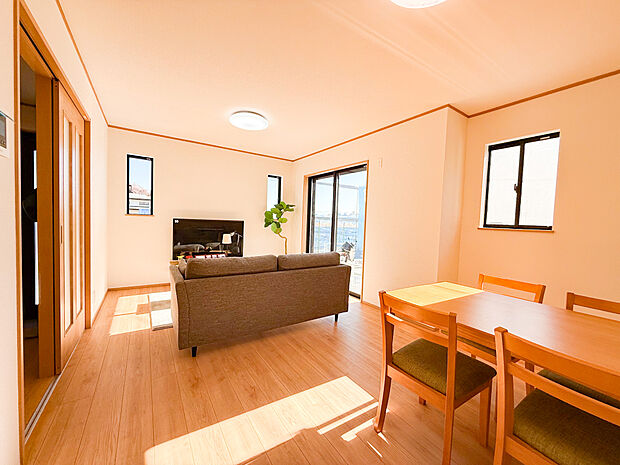 大きな窓から柔らかな光が差し込む、開放的なLDK。明るい陽だまりの中で、家族の笑顔が自然と輝きます。