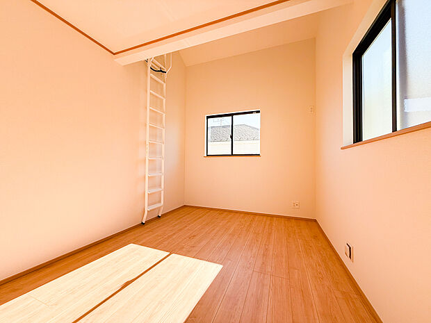 お子様の自立心を育む、明るいプライベート空間。勉強や趣味に没頭できる、成長を見守るための一室。