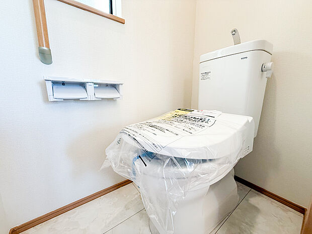 毎日使う場所だから清潔に。フチなし形状でお掃除ラクラク、温水洗浄便座も完備した快適なレストルーム。