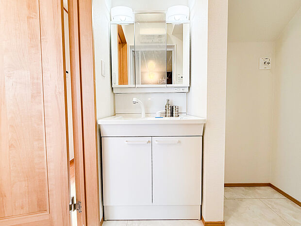 忙しい朝も快適な、収納豊富な三面鏡タイプ。ゆとりある広さで、家族の身支度がスムーズに整います。