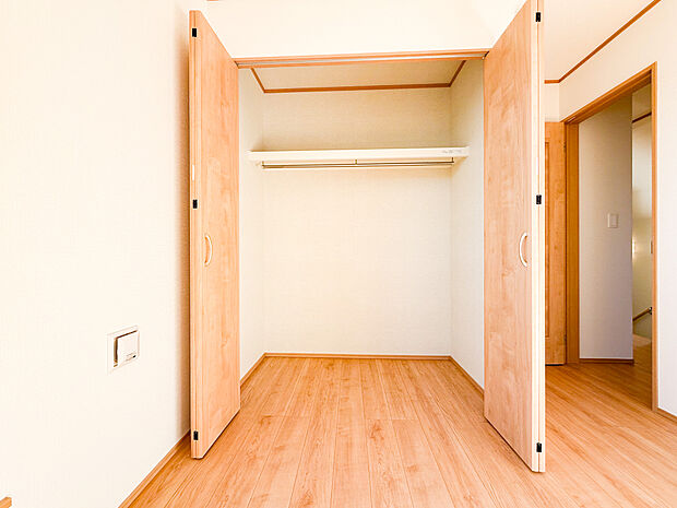 豊富な収納力が魅力。各居室のクローゼットで衣類も小物もスッキリ片付き、住空間を広々と使えます。