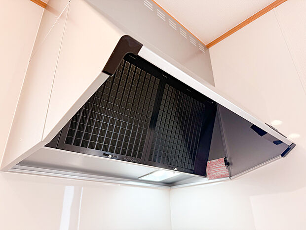 面倒なお手入れから解放。油汚れが付きにくい整流板付きで、サッと拭くだけでキレイが続く最新モデル。