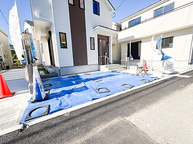 前面道路が広く、見通しも良好。駐車が苦手な方も焦らずスムーズに出し入れできる、ゆとりの配置設計。