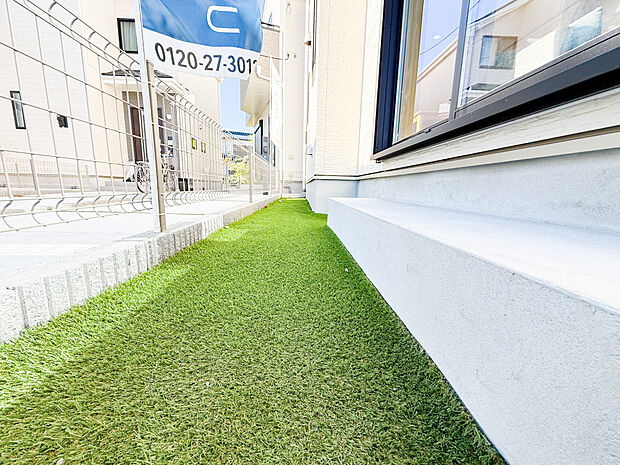 面倒な草むしり不要で、一年中鮮やかな緑をキープ。忙しい毎日でも、美しい庭が心を癒やすゆとりの邸宅。